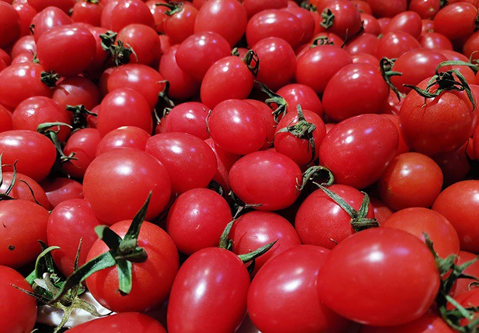 Mua cà chua bi nên chọn ᵭáy tròn hay nhọn, ᵭầu bḗp mách mẹo chọn quả ᵭḕu ngọt và ngon - 4