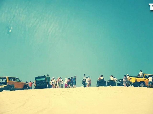 Bát chấp nắng nóng, du khách vẫn đổ về đồi cát vui chơi