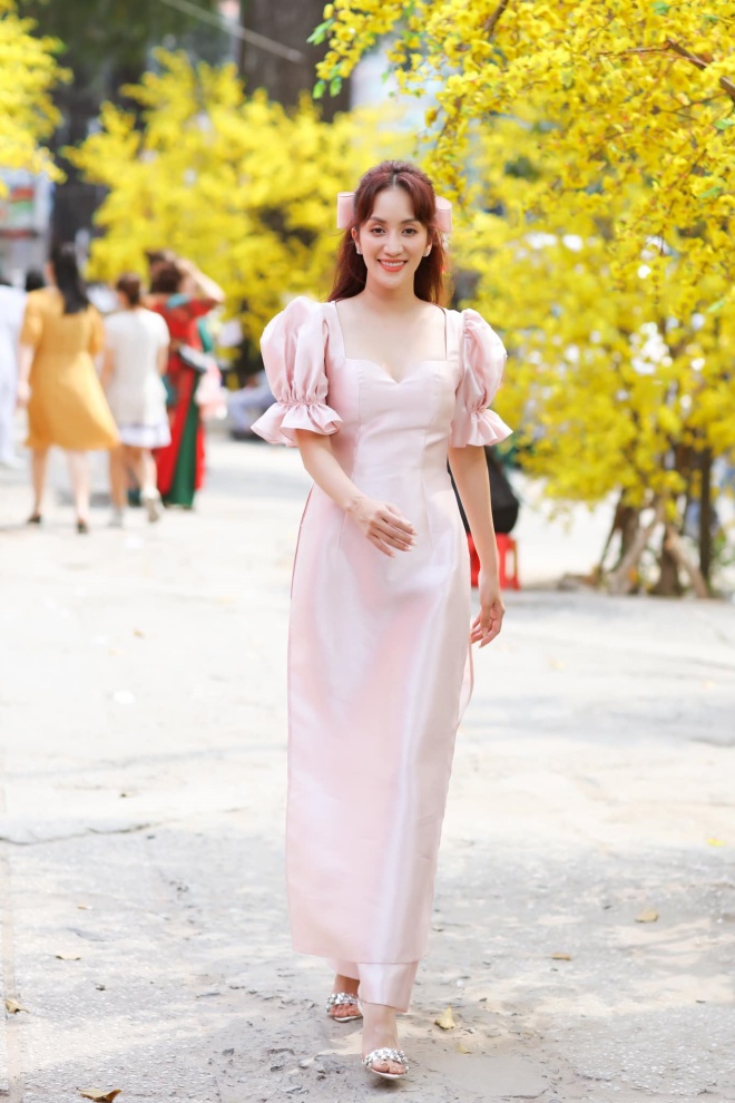 Chồng đăng ảnh amp;#34;dìmamp;#34; vợ sau sinh: Đàm Thu Trang mặt mộc kém sắc, Đông Nhi vòng 2 lớn - 12