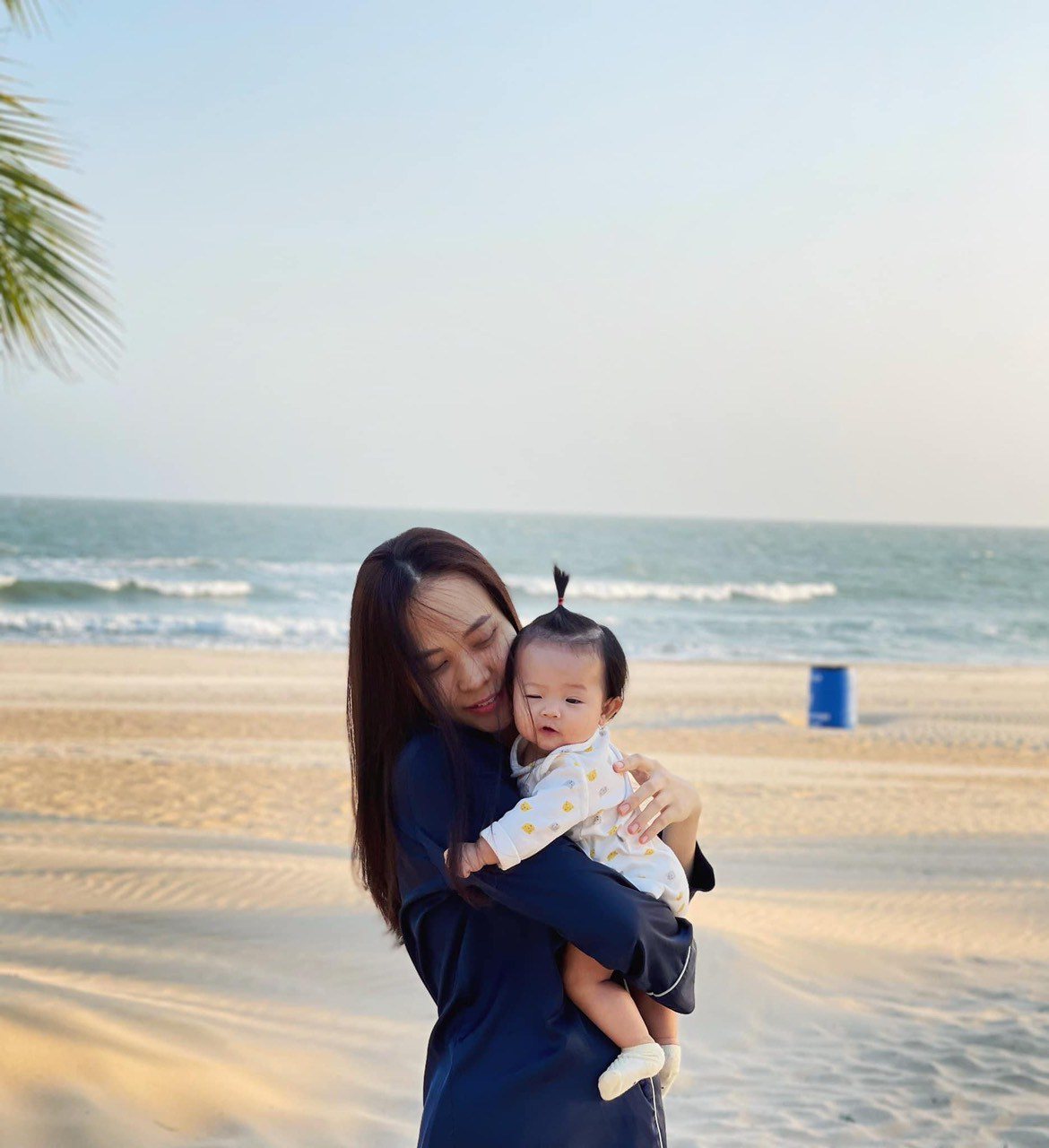 Chồng đăng ảnh amp;#34;dìmamp;#34; vợ sau sinh: Đàm Thu Trang mặt mộc kém sắc, Đông Nhi vòng 2 lớn - 3