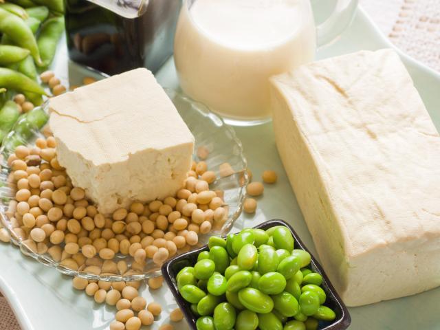 8 dấu hiệu cảnh báo bạn nên hạn chế hoặc không nên ăn đậu phụ hay uống sữa đậu nành