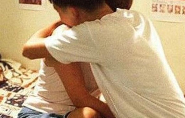 Dùng amp;#34;đồ chơiamp;#34; khi quan hệ với bạn trai lần đầu, cô gái rơi vào tình huống nhạy cảm - 1