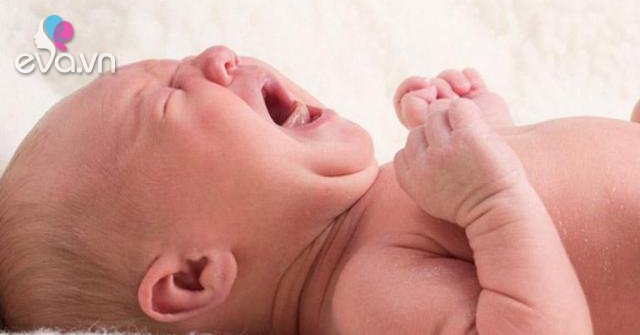 Tại sao trẻ sơ sinh ngủ hay rặn è è và vặn mình về đêm?