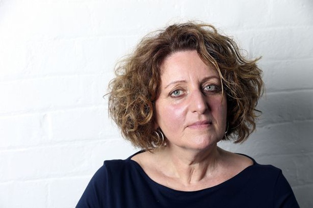 Seeing the wedding photo of the husband but the bride is not me, the wife realizes the truth in shock - 1