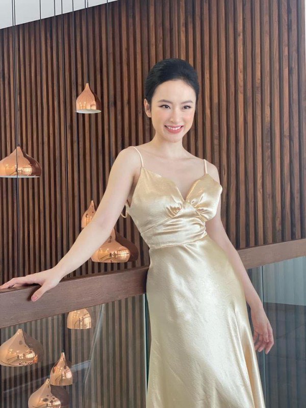 Angela Phương Trinh mặc váy hở lưng  Thời trang