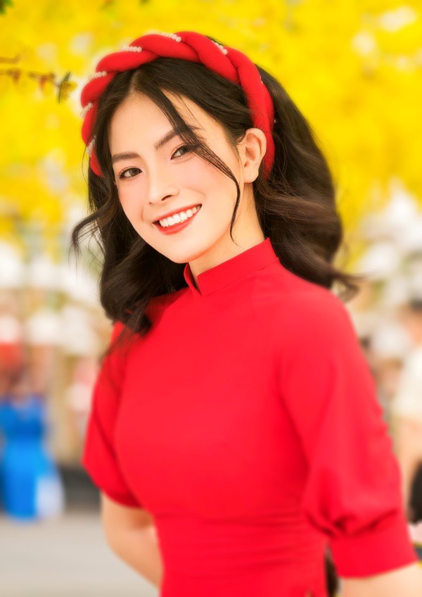 Nữ người mẫu Việt sở hữu nụ cười tươi sáng như ánh nắng làm bao con tim thổn thức - 1