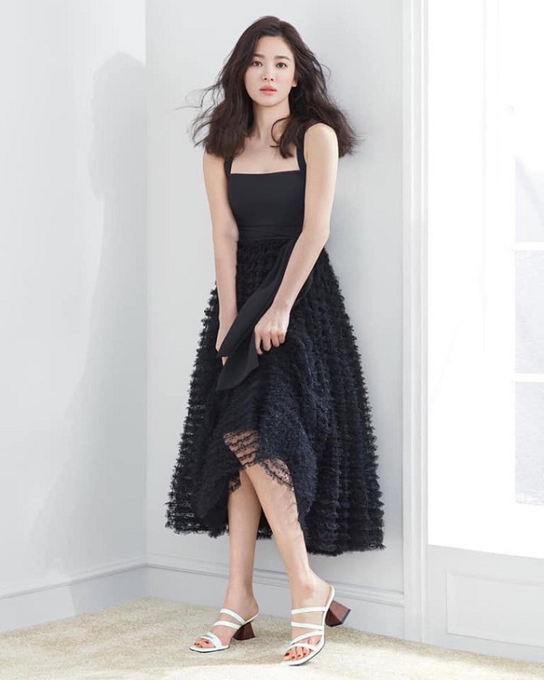 Hội mỹ nhân U40 xứ Hàn đều yêu thích một kiểu váy, chẳng cầu kỳ mà lại đẹp thanh lịch - 3