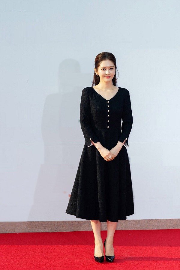 Hội mỹ nhân U40 xứ Hàn đều yêu thích một kiểu váy, chẳng cầu kỳ mà lại đẹp thanh lịch - 6