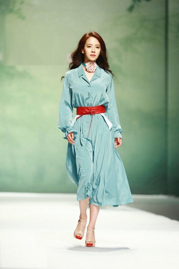 Hội mỹ nhân U40 xứ Hàn đều yêu thích một kiểu váy, chẳng cầu kỳ mà lại đẹp thanh lịch - 5