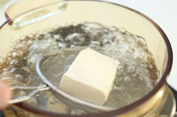 Muốn đậu phụ không nát khi nấu, chỉ cầm ngâm trong nước này là được ngay - 4