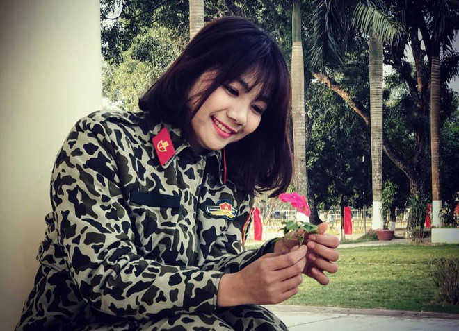 Không váy vóc điệu đà, những cô gái này được cảm mến bởi mặc quân phục quá xinh! - 8