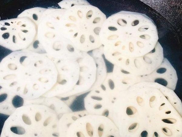 Củ sen thái một lúc là thâm đen, đầu bếp mách thêm 2 bước nấu kiểu gì vẫn trắng - 4