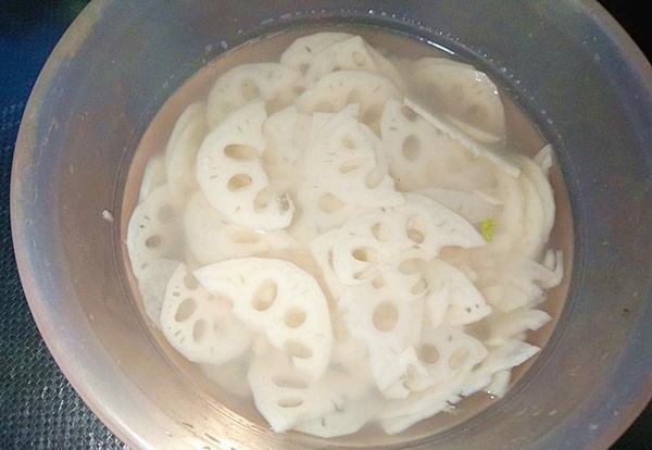 Củ sen thái một lúc là thâm đen, đầu bếp mách thêm 2 bước nấu kiểu gì vẫn trắng - 3