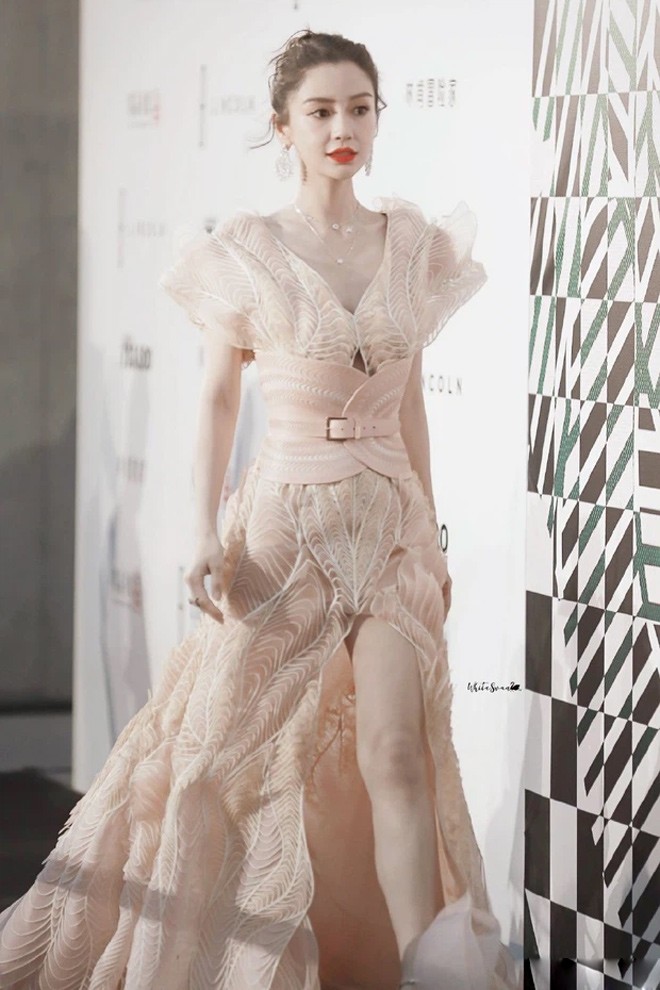 Ngôi sao 24/7: Angelababy đi sự kiện diện váy xẻ táo bạo, vô tình để lộ khuyết điểm - 4