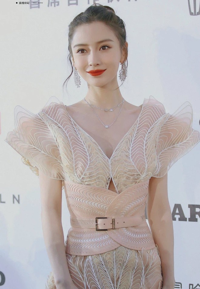 Ngôi sao 24/7: Angelababy đi sự kiện diện váy xẻ táo bạo, vô tình để lộ khuyết điểm - 3