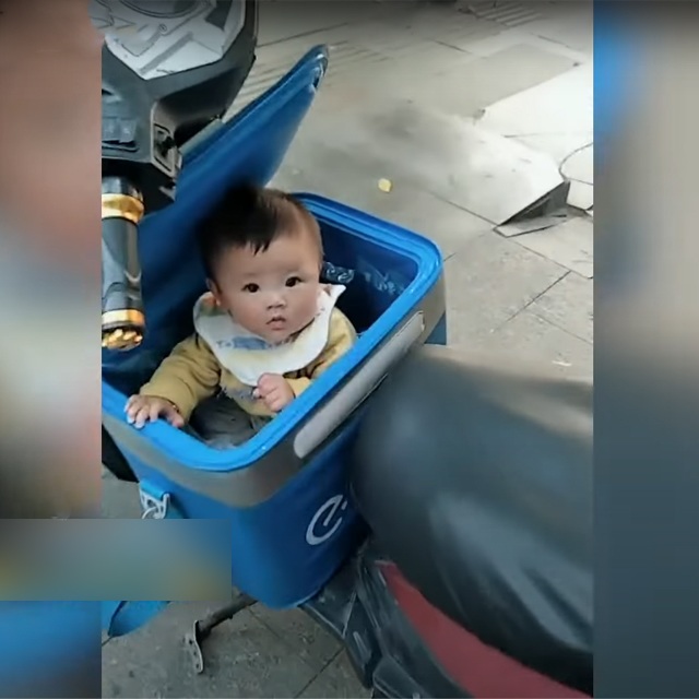 Seorang ayah membuat pengirim untuk putrinya yang berusia 6 bulan untuk pergi ke kotak untuk mengirimkan barang - 1