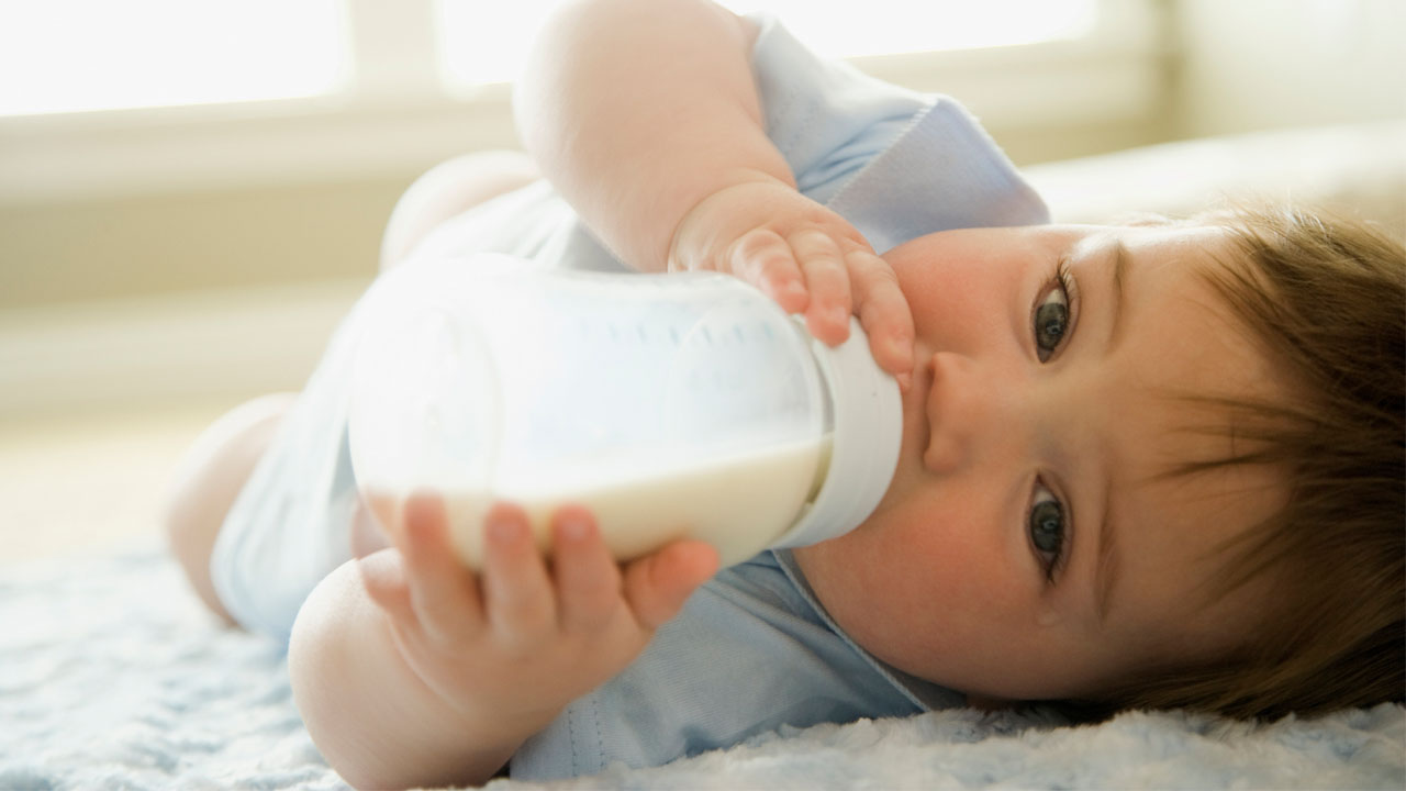 Trẻ uống sữa công thức đi ngoài màu xanh và nguyên nhân - 4