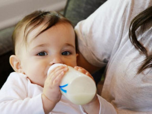 Trẻ uống sữa công thức đi ngoài màu xanh và nguyên nhân