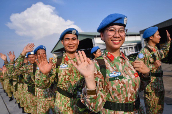 Nhan sắc đẹp tựa Hoa hậu của nữ thiếu uý miền Tây làm dân mạng điêu đứng  - 6