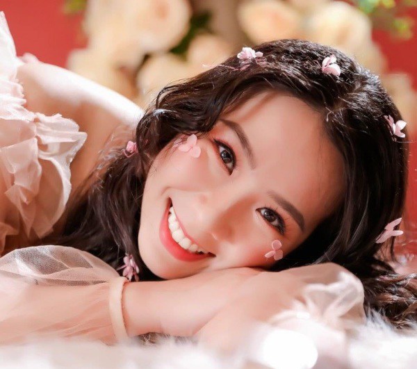 Nhan sắc đẹp tựa Hoa hậu của nữ thiếu uý miền Tây làm dân mạng điêu đứng  - 1