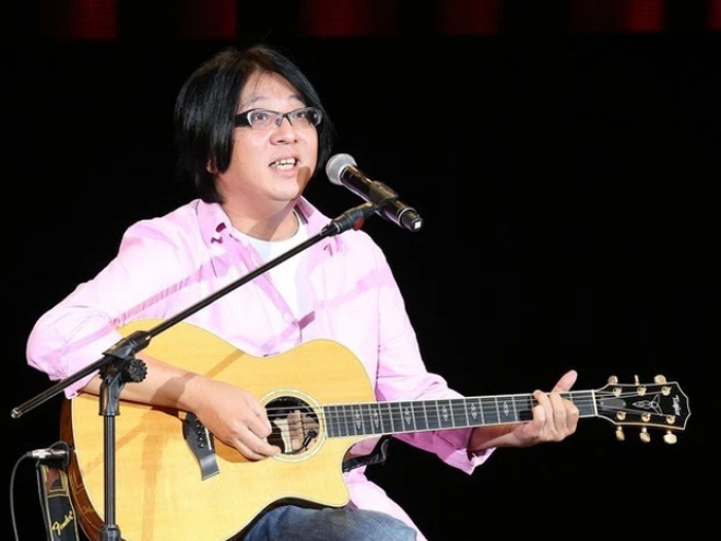 Sau 3 năm ngã bệnh, sao nam giờ hốc hác, <a href='https://www.thegioitoc.top' target='_blank'>tóc</a> bạc trắng ở tuổi 53, khán giả xót xa - 1