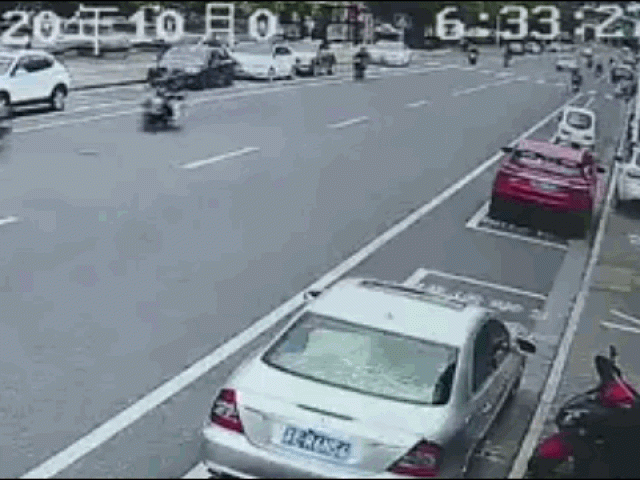 Đạp nhầm chân ga, tài xế khiến ô tô đâm loạn xạ trên phố