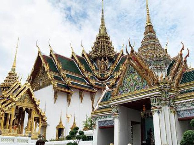 เยี่ยมชมพระราชวังที่ปกคลุมไปด้วยแผ่นทองคำนับล้านในประเทศไทย