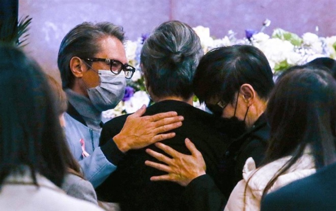 Ngôi sao 24/7: Sao nam tóc bạc trắng bật khóc tiễn con gái 22 tuổi về với đất mẹ - 3