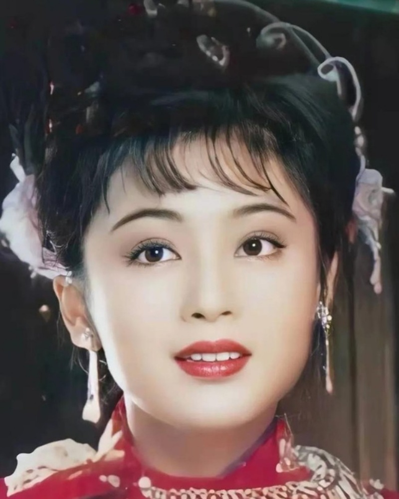 Nếu nhắc đến tứ đại mỹ nhân hàng đầu hay đỉnh cấp mỹ nhân một thời của Cbiz không thể quên cái tên Trần Hồng. Sinh năm 1968, cô là diễn viên kiêm nhà sản xuất Trung Quốc. Trần Hồng nổi tiếng nhất vào những năm 90 của thế kỷ trước.
