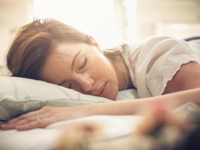 7 mẹo lạ giúp ai cũng dễ ngủ ngon, cách cuối có vẻ ngược đời nhưng cực hiệu quả