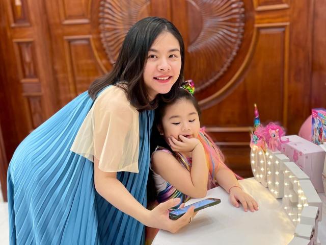 Sinh đôi cho doanh nhân Việt kiều, Vân Trang để dành một tủ toàn vàng trắng cho con