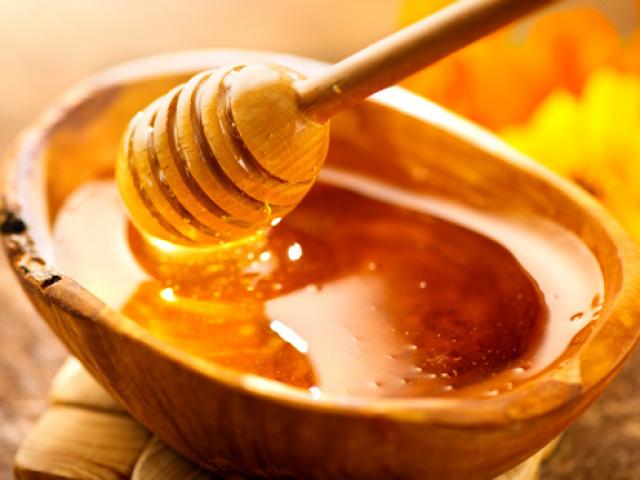 Chỉ dùng mật ong pha nước ấm quá lãng phí, thêm vào những đồ uống này lợi gấp trăm lần