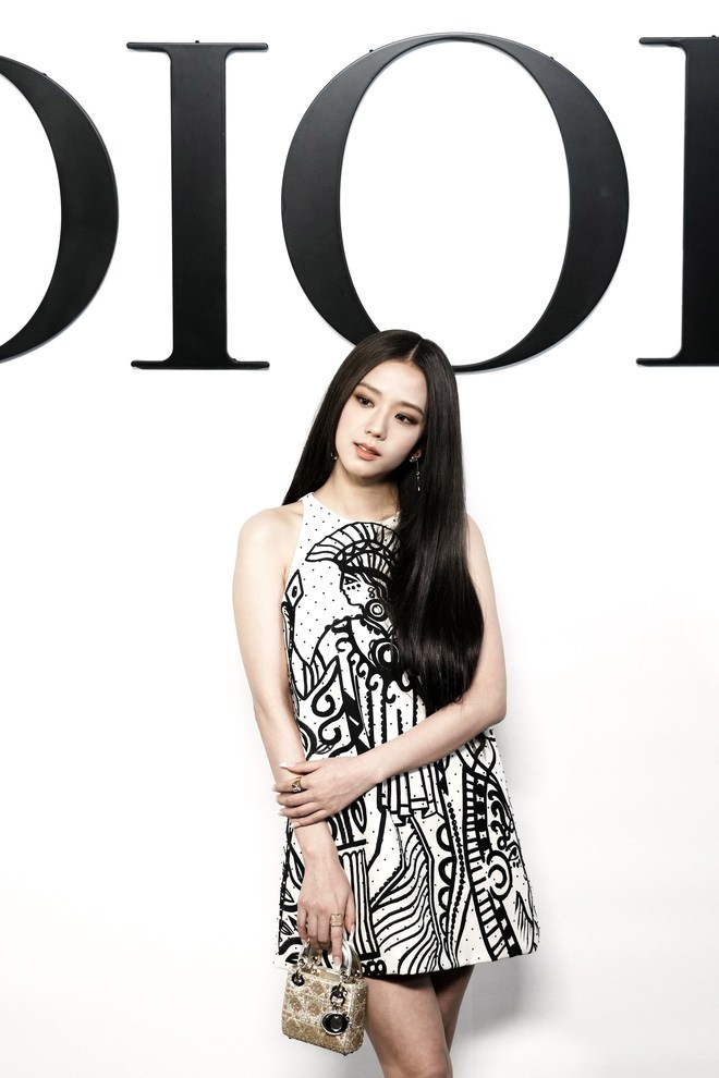 Diện mẫu váy Dior tự chọn lựa Jisoo được tạp chí Vogue vinh danh Sao mặc  đẹp tuần qua