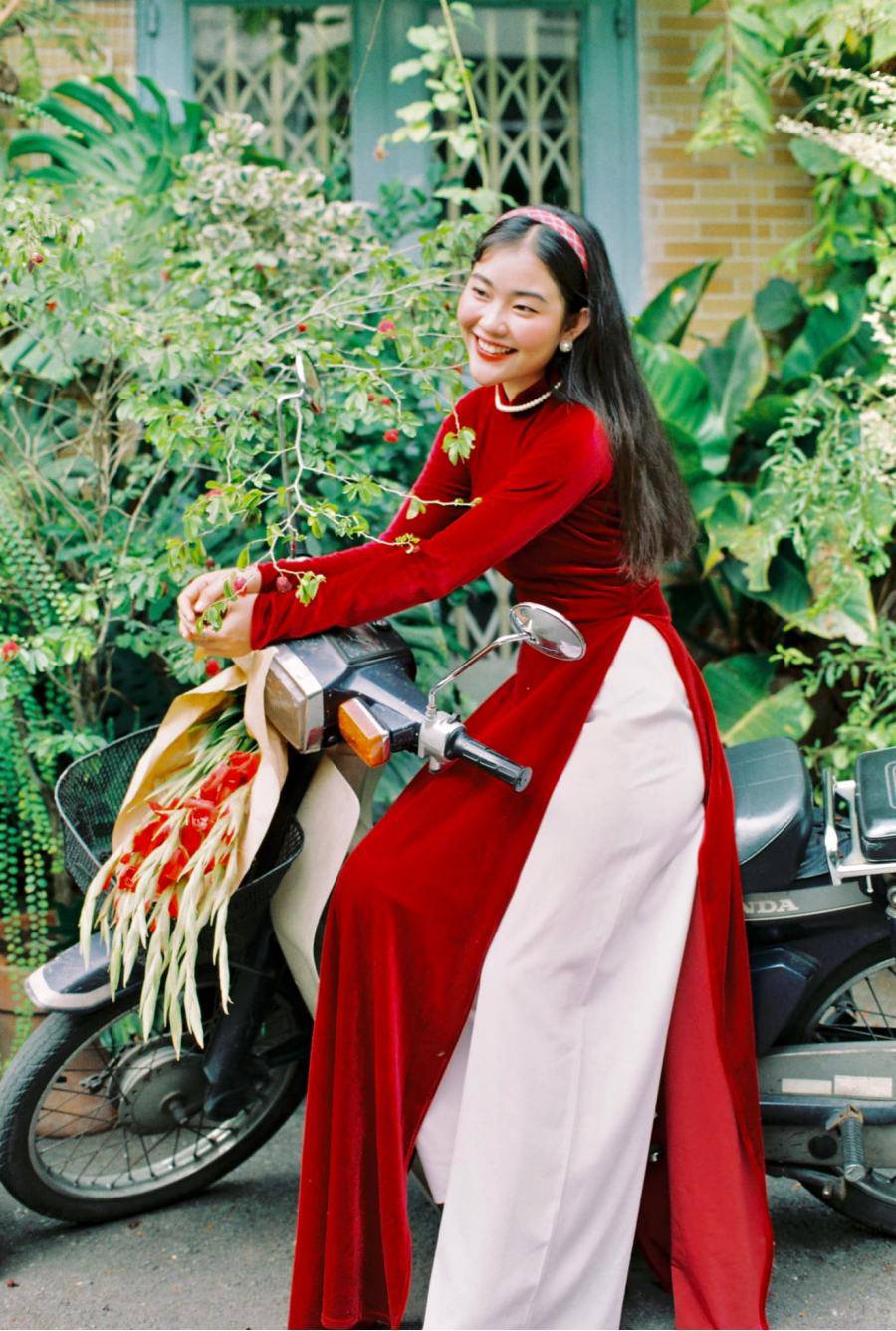 Áo dài Tết là trang phục truyền thống của người Việt, trang phục đẹp và kiêu sa tôn lên nhan sắc của các chị em trong những ngày Tết. Hãy cùng chiêm ngưỡng những bức ảnh áo dài Tết đẹp lung linh và sang trọng.