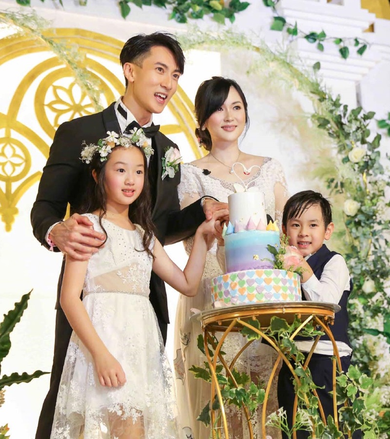 Hình ảnh gia đình hạnh phúc của Ngô Tôn. Cặp vợ chồng nổi tiếng sau khi có 2 con lớn mới chịu tổ chức đám cưới. Ngô Tôn luôn coi vợ như 'nóc nhà'.
