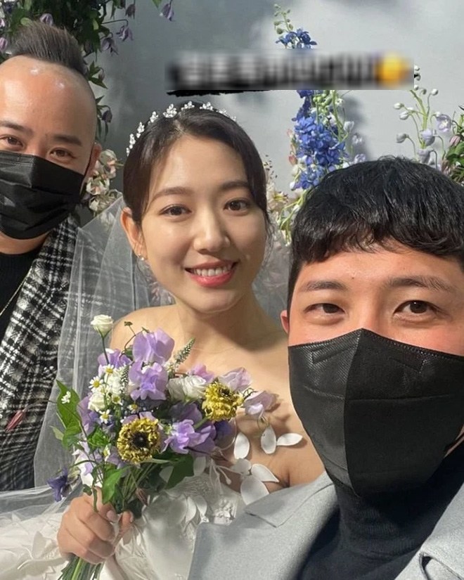 Park Shin Hye – người đẹp xứ Hàn cực kỳ hot với bức ảnh cưới được nhiều người xem nhất. Hãy cùng khám phá bức ảnh này để hiểu vì sao ngày càng có nhiều cô dâu chọn lựa phong cách này.