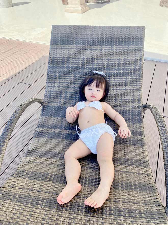 Đông Nhi định cho con gái thi hoa hậu tương lai, 1 tuổi đã tập khoe dáng với bikini - 1