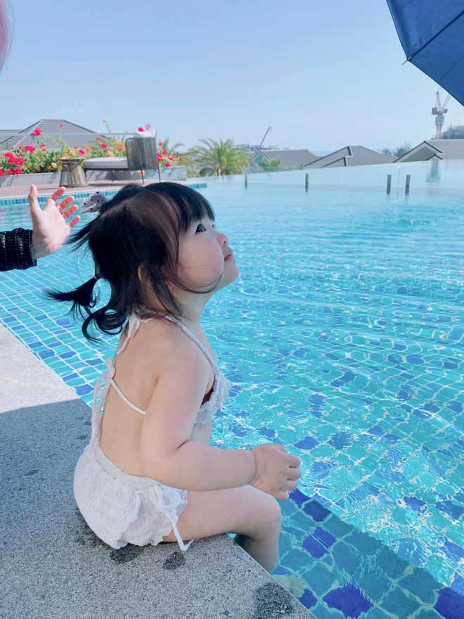 Đông Nhi định cho con gái thi hoa hậu tương lai, 1 tuổi đã tập khoe dáng với bikini - 4