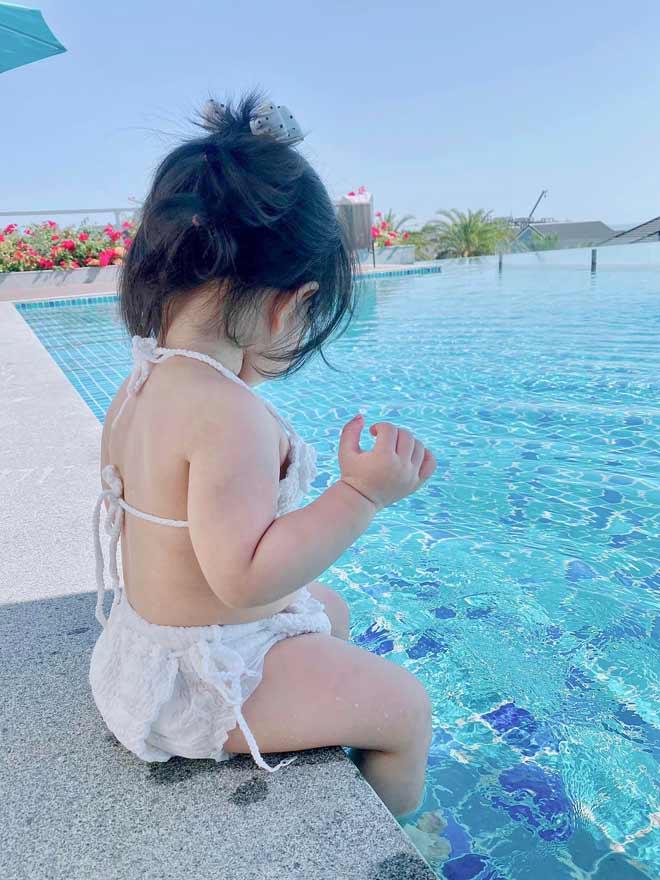 Đông Nhi định cho con gái thi hoa hậu tương lai, 1 tuổi đã tập khoe dáng với bikini - 5