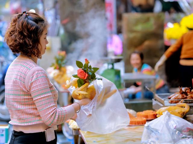 Chợ nhà giàu Hà Nội ngày giáp Tết: Ngập tràn các món đặc sản, tiểu thương chia sẻ bất ngờ