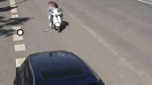 Mải nói chuyện, 3 nữ sinh đi xe máy đâm bay gương ô tô