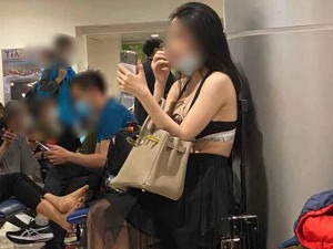Về quê đón Tết, cô gái mặc áo ngực ở sân bay Tân Sơn Nhất gây tranh cãi