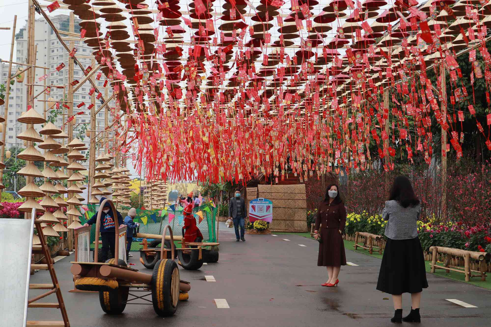 Địa điểm du xuân “nhất định phải đến” dịp Tết Nhâm Dần 2022: Phố Tết tuyệt đẹp tại Hoài Đức - 1