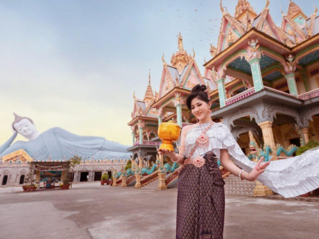 Hoa hậu Huỳnh Trang diện trang phục Khmer, quảng bá du lịch quê nhà