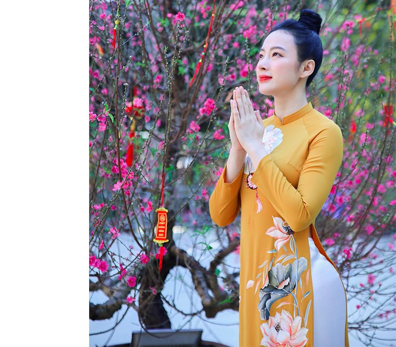 Angela Phương Trinh là một trong những mỹ nhân ăn chay trường nổi tiếng của Vbiz. Nhân ngày đầu xuân, cô nàng diện áo dài chụp hình ở góc khoe đường cong uốn lượn.
