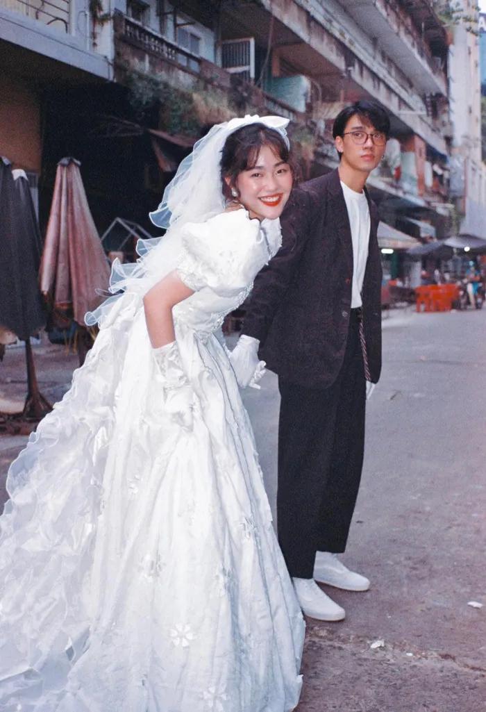 Phong cách thập niên 80 đặc trưng cho sự kiêu sa, nổi bật. Từng chi tiết trang phục của cô dâu chú rể đều mang đậm chất cá tính, độc đáo. Bức ảnh cưới này sẽ làm bạn say đắm với không khí ngọt ngào, lãng mạn của ngày trọng đại.