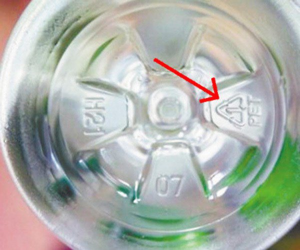 Tại sao đáy chai nước lại có hình hoa 5 cánh, bạn sẽ vỡ òa khi biết được lý do - 1