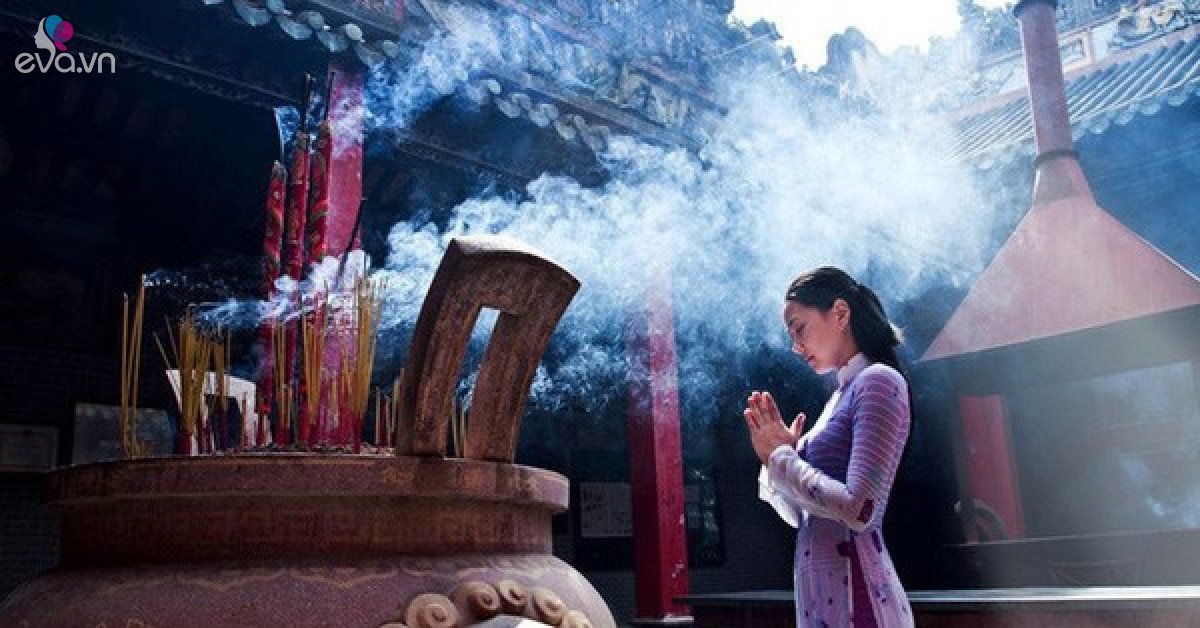 Read more about the article Đi lễ chùa Rằm tháng Giêng không dâng tiền mã, không cài tiền thật vào mâm lễ cúng Phật
