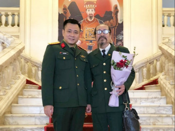 NSND Tự Long thấy ngại khi lần đầu tiên chụp riêng với người đàn ông quyền lực nhất nhà