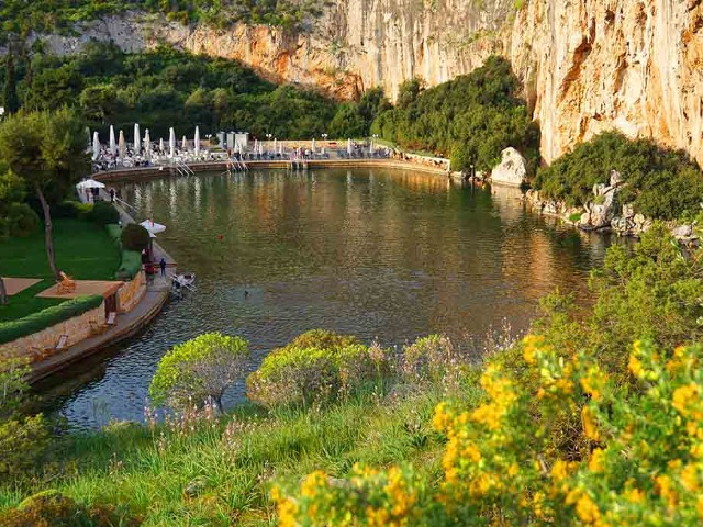 Không chỉ là một kỳ quan của Hy Lạp, hồ nước này còn ẩn chứa một điều kỳ diệu